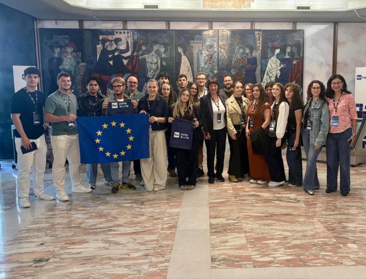 I partecipanti allo scambio Erasmus+ F.A.C.T.S. con la bandiera europea nella sede Rai di Genova